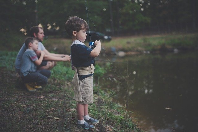 chlapec na rybách