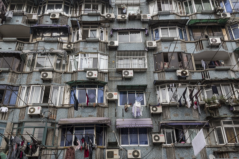 panelák s klimatizacemi 