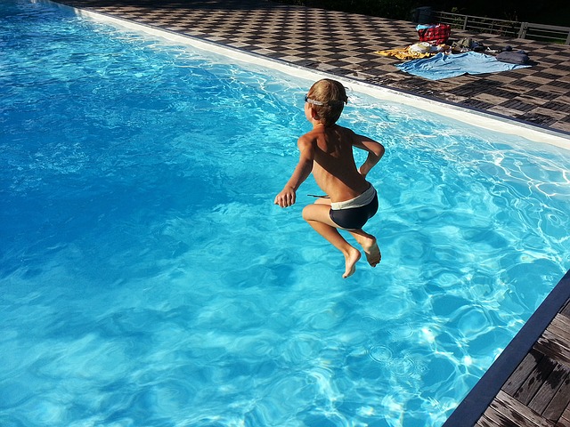 dítě nad bazénem.jpg