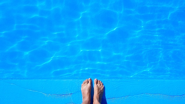 nohy na kraji bazénu.jpg
